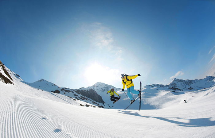 Graubunden-skier-sunny-day